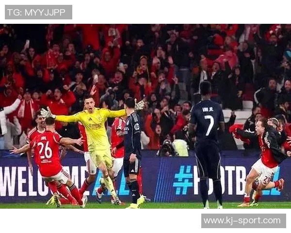 意甲激战：多特蒙德绝杀里昂引发争议判罚全场沸腾